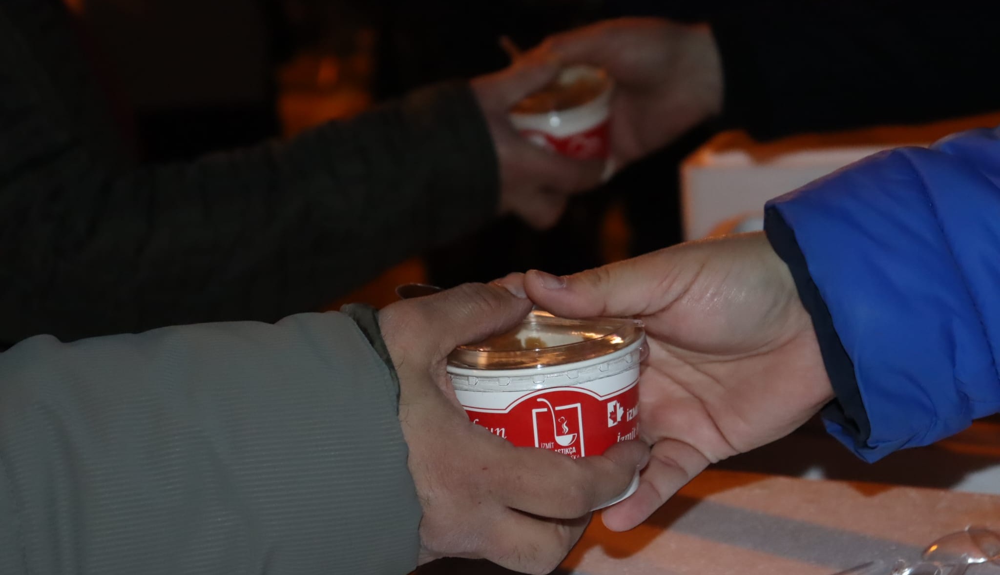 İzmit Belediyesi, Kadir Gecesi’nde helva ikram etti