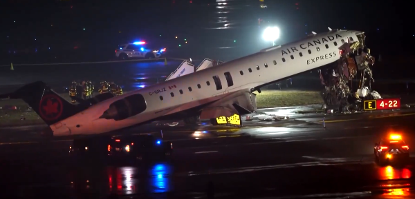 Pistte Facia! Yolcu Uçağı İtfaiye Aracına Çarptı: 2 Pilot Hayatını Kaybetti