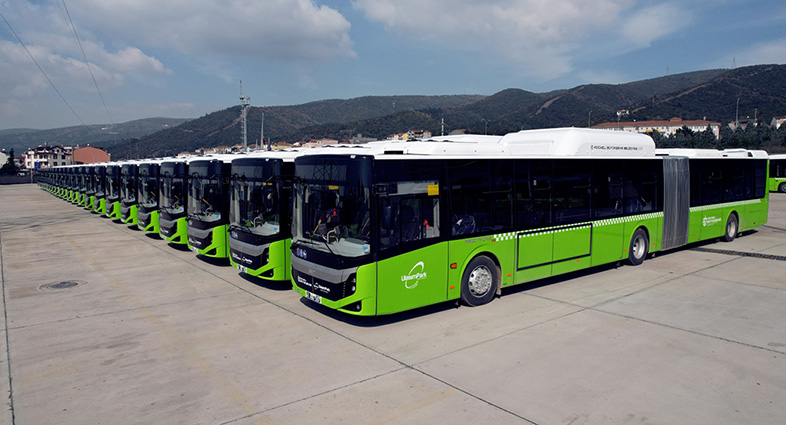 Kocaeli’nde halk otobüslerinde sert sürüş tepkisi: yolcular ani fren ve kalkışlara tepki gösterdi