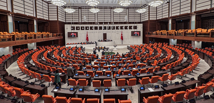 Meclis’te Milyarlık Fon Dövüşü: “Devasa Soygun” İddiasına İktidardan Şeffaflık Sözü