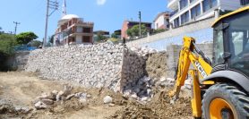 İzmit Belediyesinden Tüysüzler Mahallesi’nde taş duvar yenileme çalışması