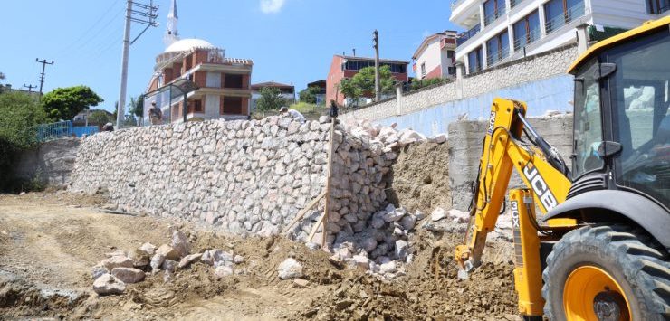 İzmit Belediyesinden Tüysüzler Mahallesi’nde taş duvar yenileme çalışması