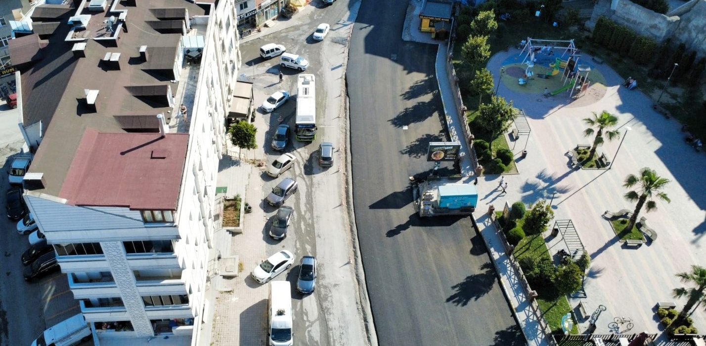 Uğur Mumcu Caddesi’nde Üstyapı Çalışmaları Sürüyor