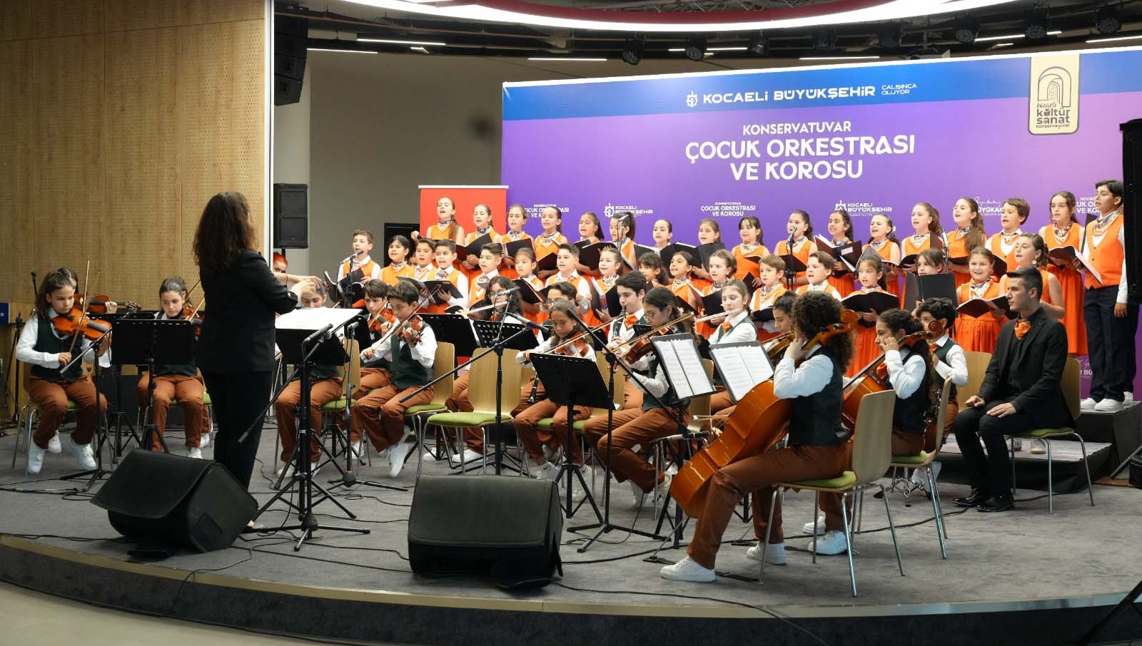 Çocuk Orkestrası ve Korosu Ayakta Alkışlandı