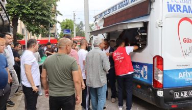 İzmit Belediyesi’nden Cuma Sonrası Vatandaşlara İkram