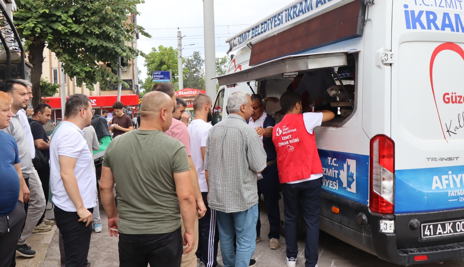 İzmit Belediyesi’nden Cuma Sonrası Vatandaşlara İkram