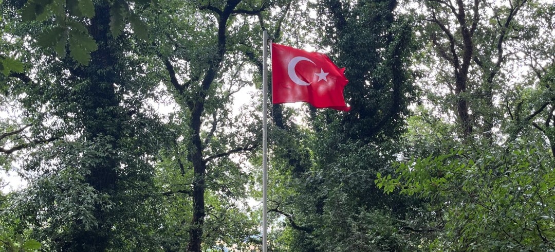 Hakkaniye Şehitliği’nde Bayrak Direği Bakımdan Geçirildi