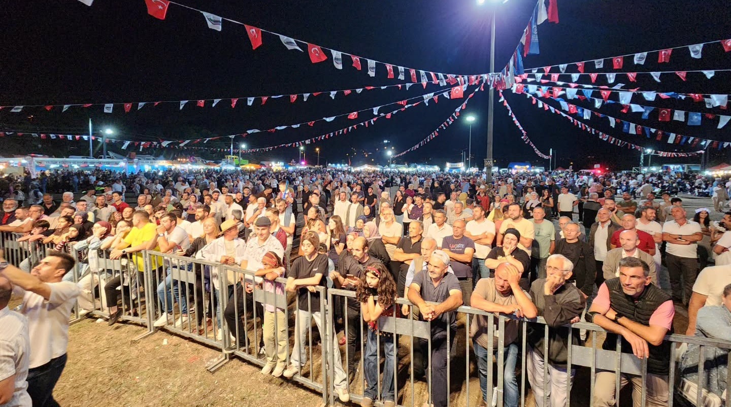 38. Gölcük Yazlık Kadırga Şenlikleri Coşkuyla Sürüyor