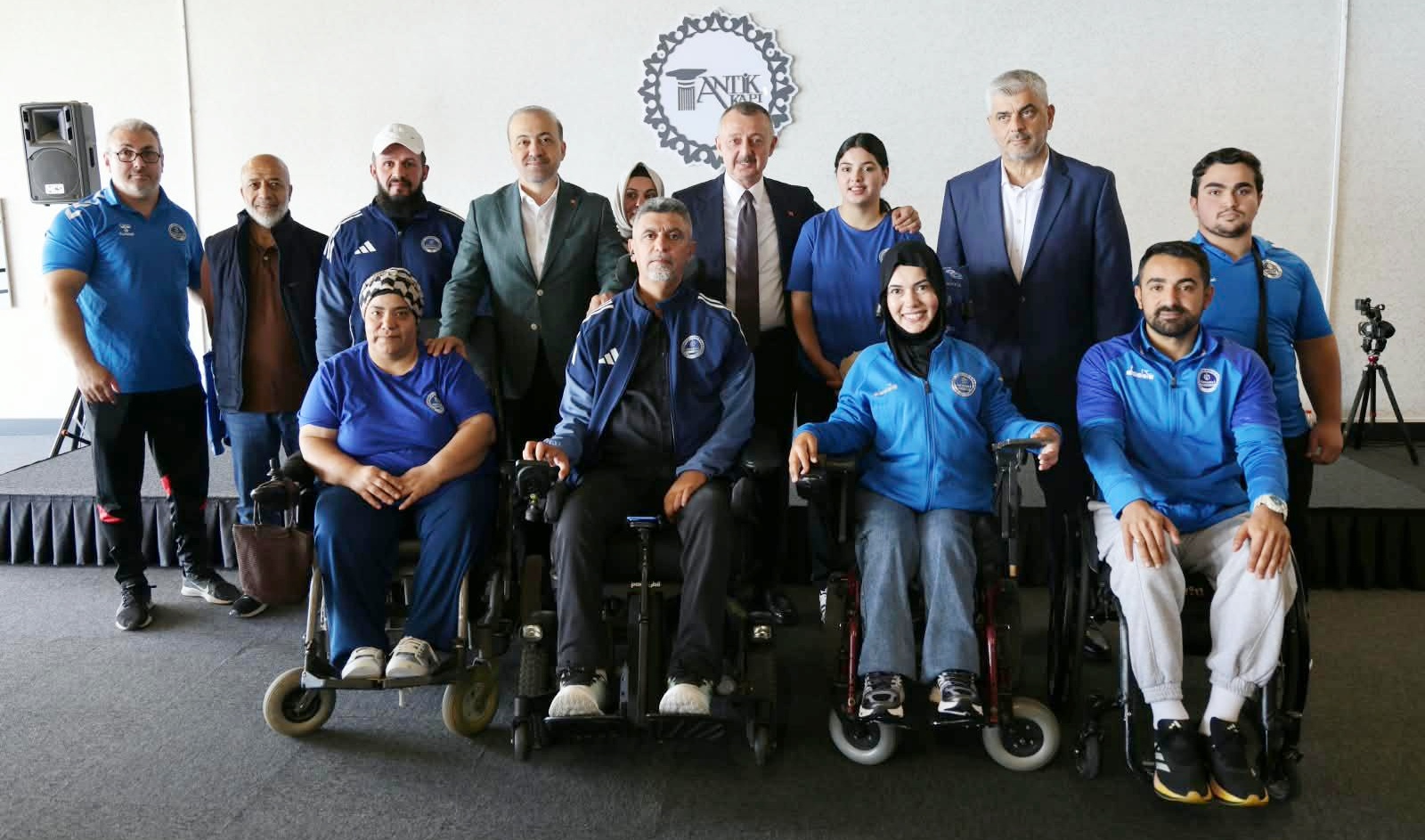Madalya kazanan sporcular Büyükakın’ın konuğu oldu