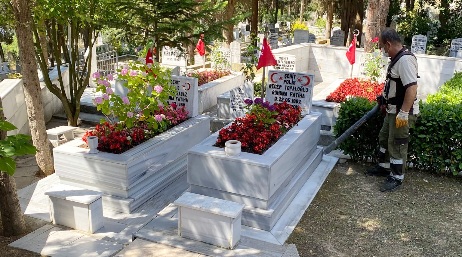Kocaeli’nde mezarlıklarda bakım ve temizlik çalışmaları sürüyor