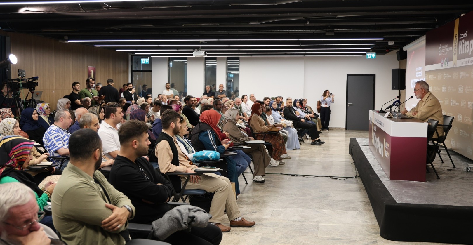 Yenişehirlioğlu, Kocaeli Kitap Fuarı’nda konuştu: “İnsan, özünden uzaklaştığında kaybolur”
