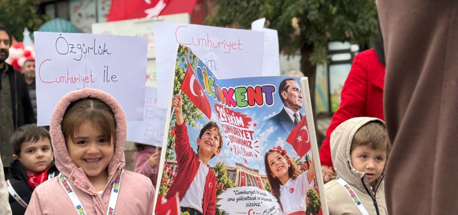Yarımca’da Miniklerden ve Velilerden Coşkulu Cumhuriyet Yürüyüşü