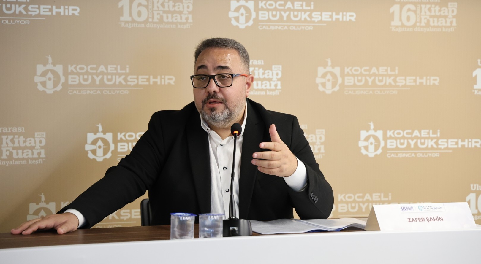Gazeteci Zafer Şahin Kocaeli Kitap Fuarı’nda Uyardı: “Zihnimiz Ele Geçiriliyor”